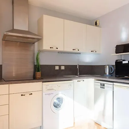 T3 Fonctionnel Avec Terrasse Et Parking, - Fr-1-296-539
